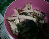Foto langkah ke 1 dari resep Tongkol suwir campur simpel.