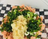 Foto del paso 2 de la receta: Hamburguesas de salmón con Ensalada Caigua Chilena y mix de pimientos Hongos!!