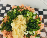 Foto del paso 2 de la receta: Hamburguesas de salmón con Ensalada Caigua Chilena y mix de pimientos Hongos!!