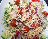 A picture of step 4 of My Sriracha flavoured Chicken on a Salad. 😗.