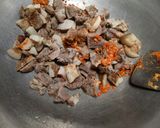 Foto langkah ke 8 dari resep Tumis daun singkong daging babi.