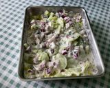 Une image de l'étape 13 de Salade de concombre mariné à la crème, persil et oignon rouge.