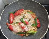 Foto langkah ke 2 dari resep Mie Goreng Rawit Wijen.