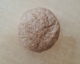 Foto del paso 2 de la receta: Pizza integral de cebolla sin horno ni levadura