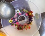 Foto langkah ke 2 dari resep Edible Flower Pudding.