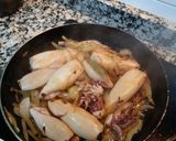 Foto del paso 2 de la receta Calamares encebollados al laurel