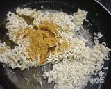 A picture of step 2 of Cheesy maggi.