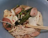 Foto langkah ke 4 dari resep Sup Tom Yum Sosis Tahu.