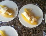 Foto del paso 2 de la receta: Empanaditas de queso y dulce