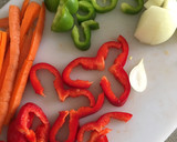 Foto del paso 1 de la receta: Arroz rojo vegetariano 🥕🍅