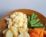 Foto langkah ke 4 dari resep Scrambled eggs with vegetables and steak sauce.