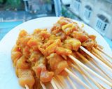 รูปขั้นตอนการทำที่ 4 ของ เรียกว่า หมูสะเต๊ะ จำเป็น และน้ำจิ้มอาจาด