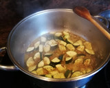 Foto del paso 4 de la receta: Salsa de calabacín  con macarrones  y atún o con albóndigas