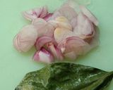 Foto langkah ke 2 dari resep Sayur Bening Daun Kelor.