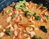 Foto del paso 6 de la receta Curry rojo con pollo, verduras, garbanzos y leche de coco