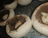 Foto del paso 1 de la receta: Champiñones rellenos de ternera y queso de cabra