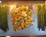 Foto del paso 5 de la receta: Salmón con verduras sobre cama de tomate