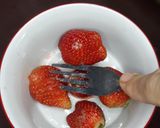 Foto langkah ke 1 dari resep Strawberry Yakult.