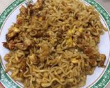 Foto langkah ke 5 dari resep Indomie goreng spesial.