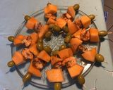 Une image de l'étape 5 de Brochettes de melon aux crevettes épicées et olives vertes.