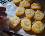 Foto langkah ke 7 dari resep Cenil Singkong Gulung.