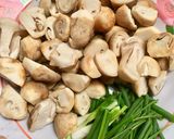รูปขั้นตอนการทำที่ 1 ของ ผัดเห็ดน้ำ 🍄