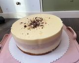 Epres fehércsokis mousse torta, eperzselével, tökmagos piskóta alapon recept fázis 8 fotója