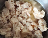 Foto del paso 1 de la receta: Crema de coliflor con pera y abadejo