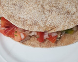 Foto del paso 6 de la receta: 🫓Fajitas de pollo 🐔 con pico de gallo y queso 🧀 crema