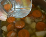 Foto del paso 3 de la receta: Codillo de cerdo con salsa de verduras y patatas asadas