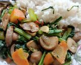 Foto langkah ke 4 dari resep Tumis Jamur Sawi Hijau Mudah, Enak, dan Cepat.
