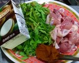 รูปขั้นตอนการทำที่ 1 ของ แกงกะทิไก่ยอดมะขามอ่อน