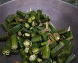 A picture of step 5 of Bhindi anardana.