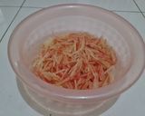 Foto langkah ke 1 dari resep Bakwan Wortel Kulit Semangka.