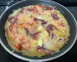 Foto del paso 3 de la receta: Tortilla rápida con tomate, jamón y queso de tetilla