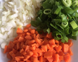 Foto del paso 2 de la receta: Arroz integral frito con salmón