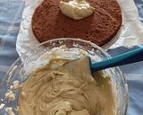 Foto del passaggio 5 della ricetta Torta al cioccolato ripiena e ricoperta di crema al pistacchio
