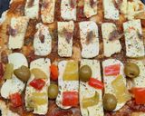 Foto del paso 4 de la receta: Pizza con ajíes y morrones en vinagre