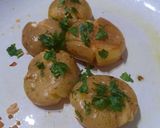 Foto del paso 4 de la receta: Papas chicas o papines a la provenzal (salteados y aplastados)