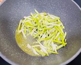 Foto del paso 1 de la receta: Risotto de habas, ajos tiernos y langostinos 🫛 🦐 🫛