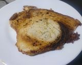 Foto del paso 2 de la receta: Filete de pescado salteado con pimiento, sobre lecho de tomato y lechuga