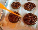 Foto langkah ke 6 dari resep Cookies Coklat RENYAH.