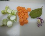 Foto langkah ke 1 dari resep Sayur bening oyong wortel.