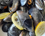 Foto del paso 1 de la receta: Merluza a la marinera