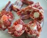 Foto del paso 1 de la receta Rabo de ternera estofado con pimientos rellenos y cebollitas caramelizadas