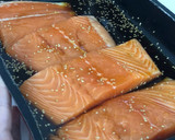 Foto del paso 2 de la receta: Salmón en airfryer con reducción de soja, miel y limón