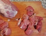Foto del paso 1 de la receta: Cubos de cerdo especiados con papas, acelga y porotos colorados