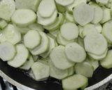 Foto del paso 1 de la receta: Gratinado de calabacin a los dos quesos