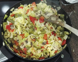 Foto del paso 2 de la receta: Pollo con curry y verduras acompañado de arroz basmati