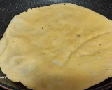 Foto del paso 2 de la receta: Rollo de tortilla con jamón y queso